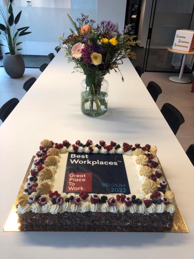 Heerlijke taart met Best Workplace logo